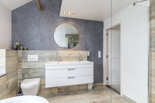 Foto - Te koop: Instapklare gemoderniseerde twee- onder- één kap woning uit 1969 met 144m2 wonen op een perceel van 391 m2 met een energielabel A in Simpelveld